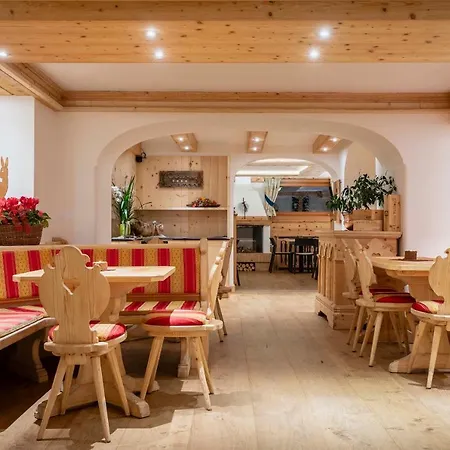 Ciasa Lorenzi Hotel